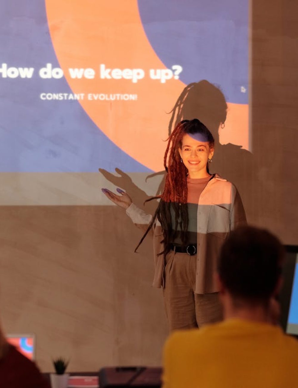 Inicio Business meeting featuring a presenter with a projected slide and engaged audience.